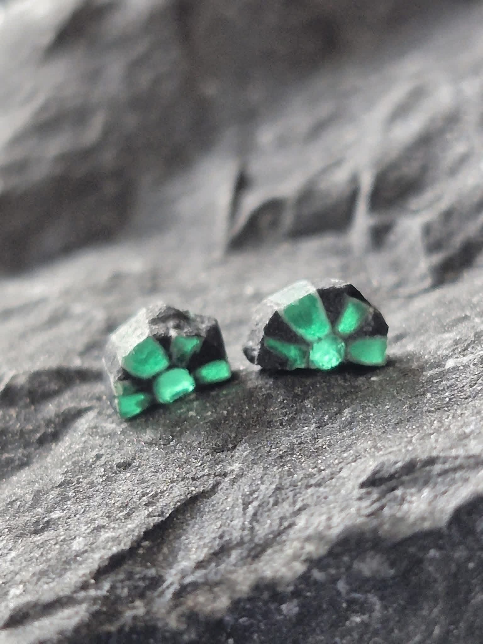 Emerald necklace with gold filigree